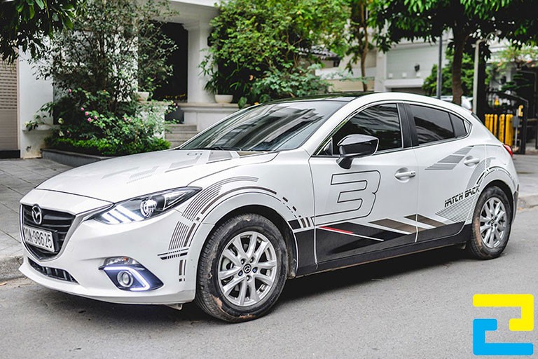 Mẫu tem ghép dán sườn xe ô tô thể hiện sự tỉ mỉ trong báo giá in tem xe ô tô