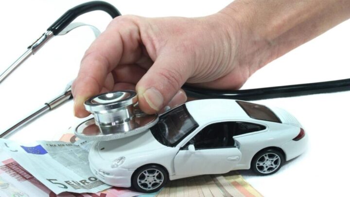 Kỹ thuật viên chuyên nghiệp thực hiện dịch vụ kiểm tra xe ô tô cũ Đà Nẵng bằng máy chẩn đoán