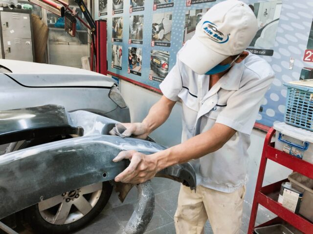 Thợ kỹ thuật thực hiện dịch vụ sơn xe ô tô Biên Hòa chuyên nghiệp