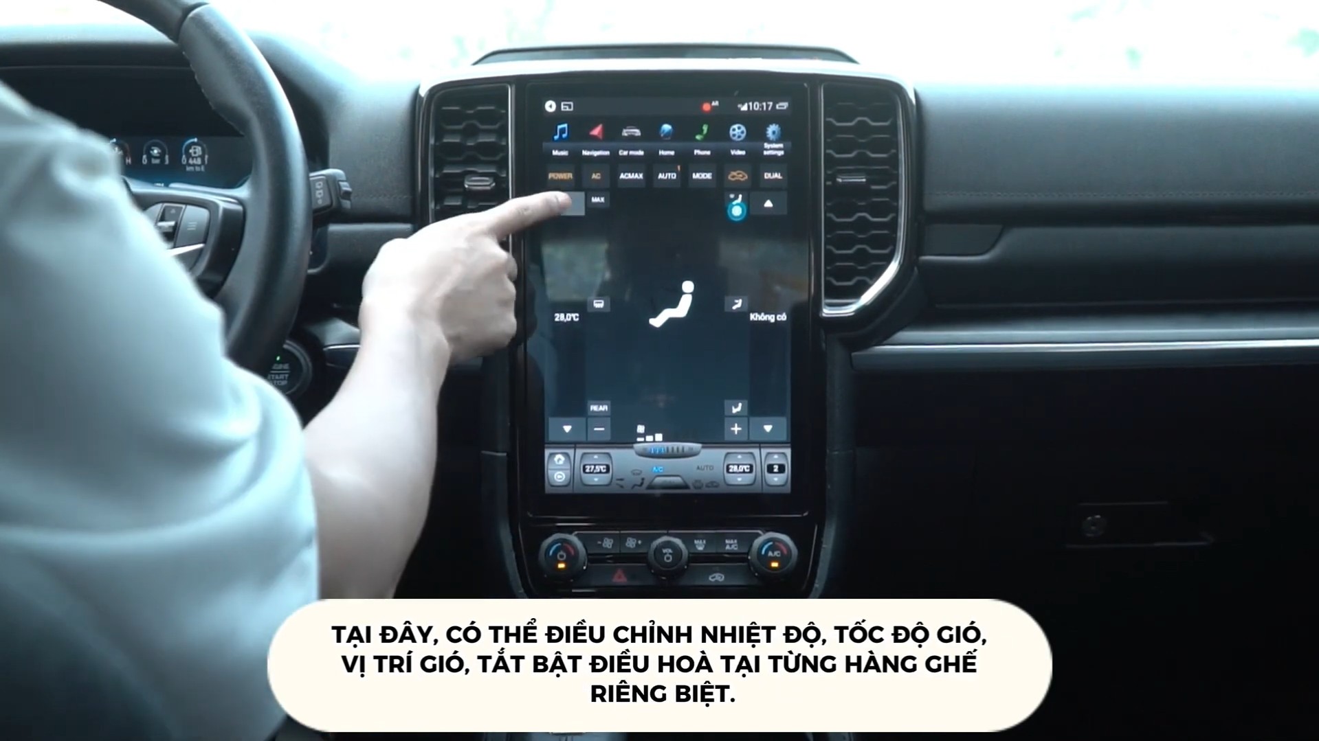 Màn hình xe ô tô cho phép điều chỉnh các tính năng nguyên bản của xe như điều hòa