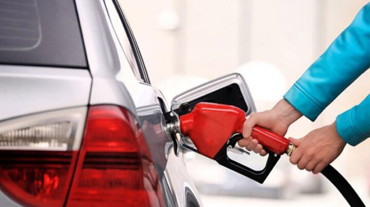 Đổ đầy bình nhiên liệu xe Mercedes trước khi bắt đầu hành trình để tính định mức tiêu hao