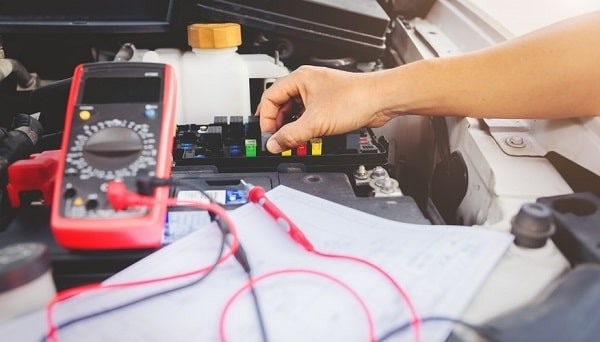 Đọc kết quả hiển thị trên đồng hồ vạn năng khi kiểm tra cầu chì ô tô.
