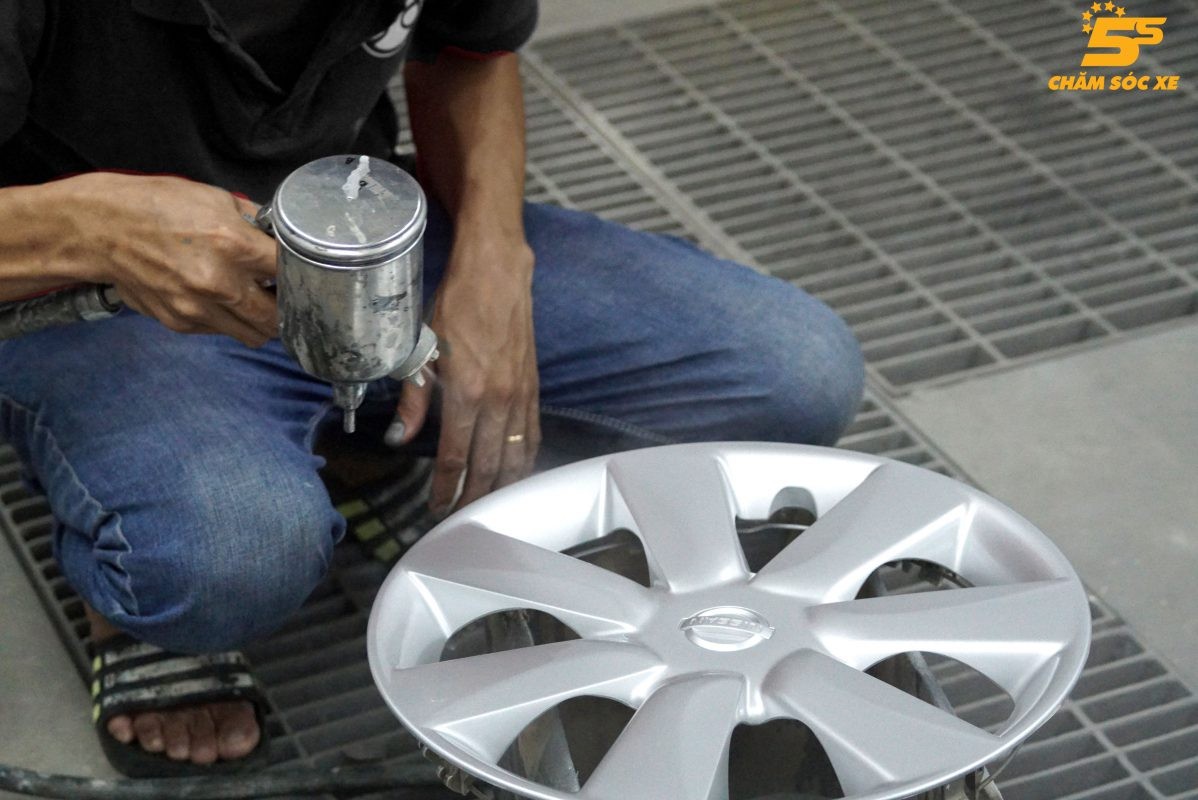 Các kỹ thuật viên của Đồng Sơn 5S đang sơn lại bánh xe ô tô một cách tỉ mỉ và chuyên nghiệp