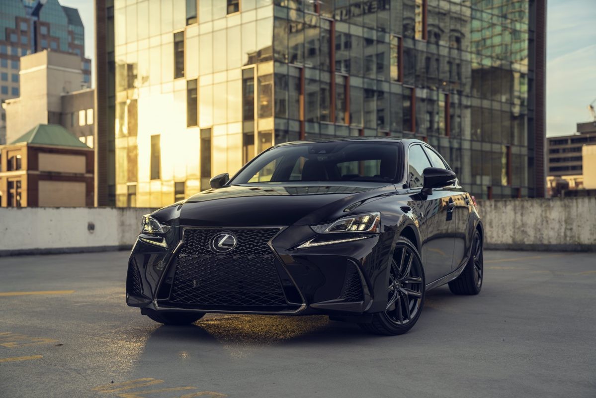Chiếc xe Lexus đã được làm đồng sơn cẩn thận, cho vẻ ngoài sáng bóng và đẳng cấp