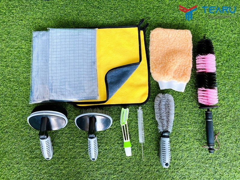Bộ dụng cụ rửa xe ô tô chuyên nghiệp, bao gồm các loại khăn lau đa dạng kích thước và chất liệu