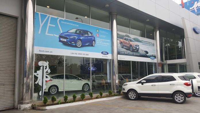 Mặt tiền hiện đại của đại lý xe ô tô Ford tại Đà Nẵng, chào đón khách hàng đến tham quan và trải nghiệm sản phẩm