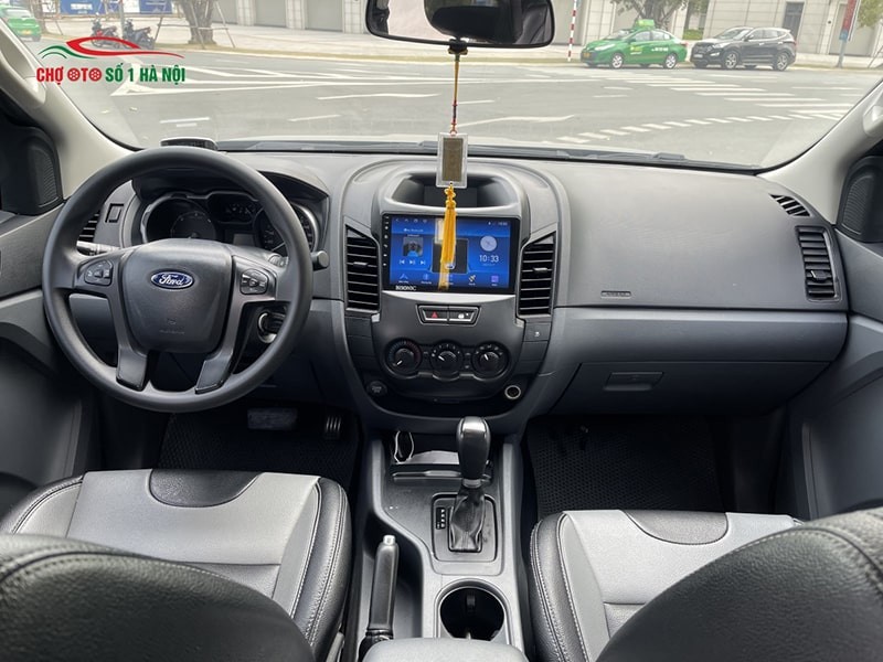 Không gian rộng rãi bên trong xe ô tô Ford Ranger cũ 2017, thể hiện sự thoải mái cho hành khách.