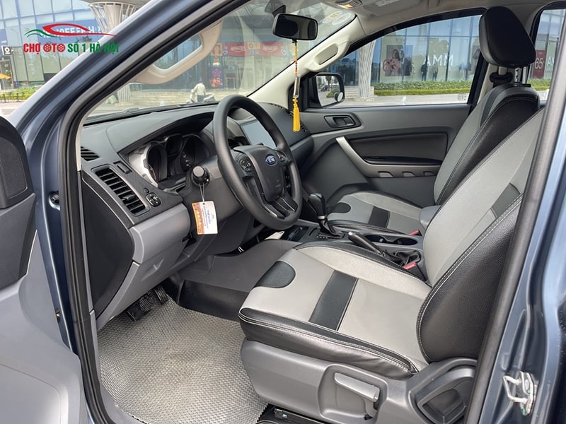 Khoang lái tiện nghi của mẫu xe ô tô Ford Ranger cũ 2017, tập trung vào bảng điều khiển và vô lăng.
