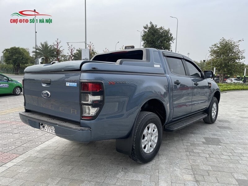 Cận cảnh đèn hậu hiện đại của xe ô tô Ford Ranger cũ 2017, thiết kế tinh tế và độ nhận diện cao.