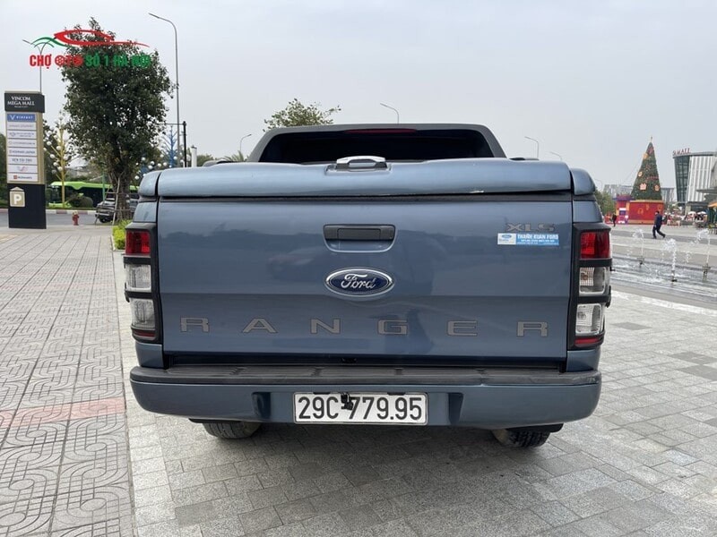 Đuôi xe ô tô Ford Ranger cũ 2017 với thùng hàng rộng rãi, phù hợp cho việc vận chuyển.