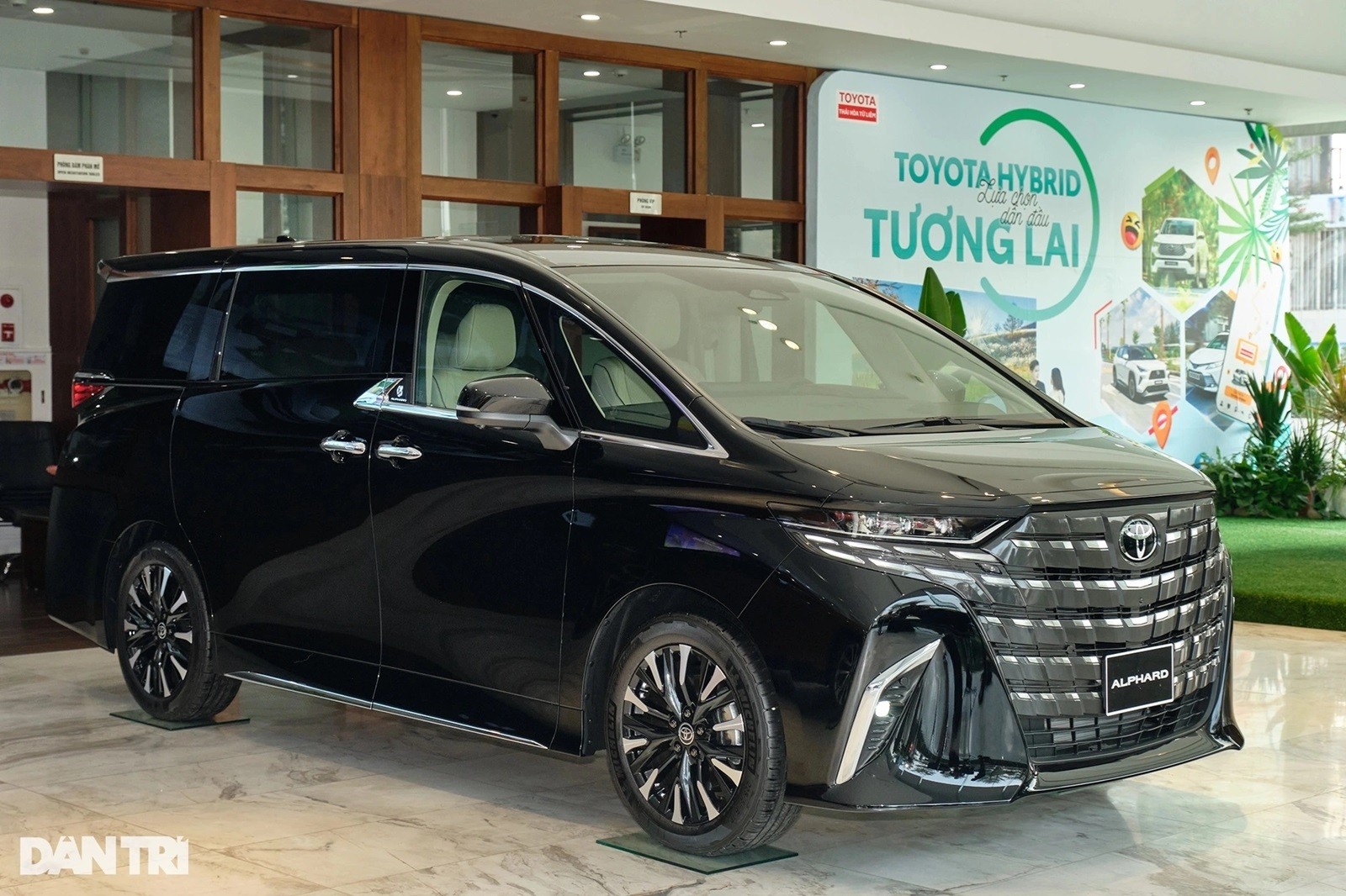 Chiếc MPV hạng sang Toyota Alphard, một trong những mẫu xe tăng giá xe ô tô trong đợt điều chỉnh mới