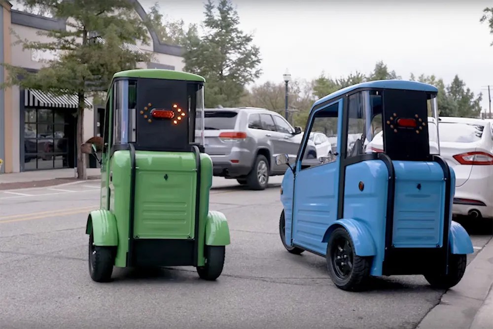 Xe ô tô điện ba bánh SARIT có thể đạt tốc độ tối đa khoảng 60 km/h, phù hợp cho di chuyển đô thị.