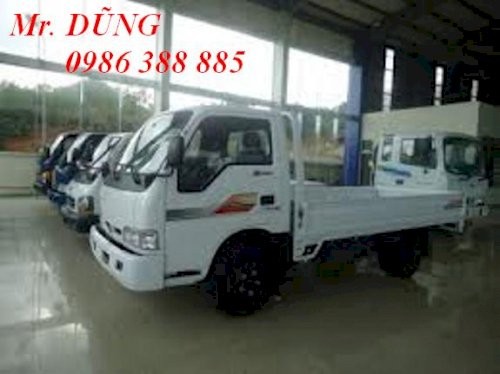 Một chiếc xe tải Kia đang hoạt động trên đường