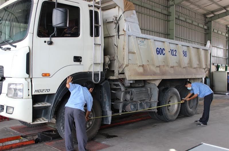 Kiểm tra và bảo dưỡng xe ô tô kỹ lưỡng trước khi đi đăng kiểm để đảm bảo đạt tiêu chuẩn