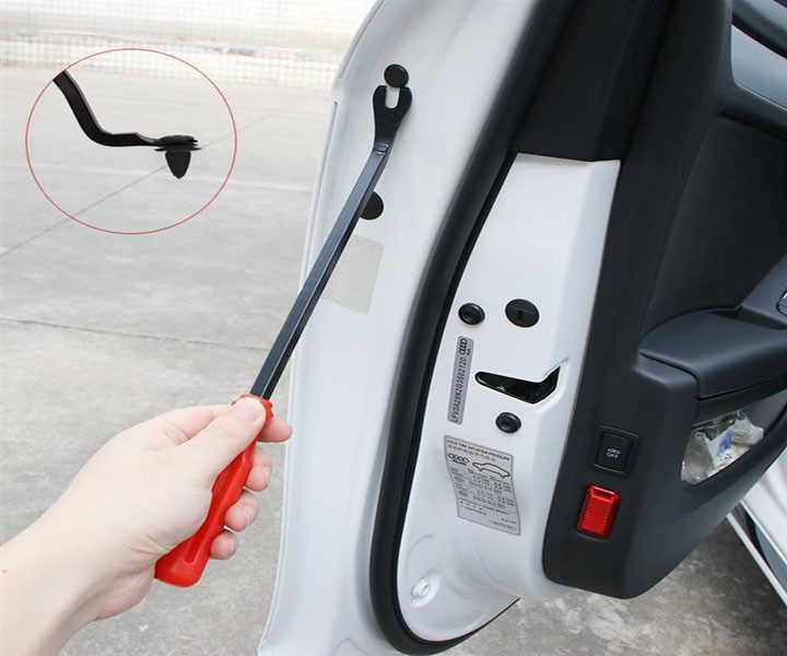 Tháo đinh tán nhựa trên xe ô tô bằng dụng cụ