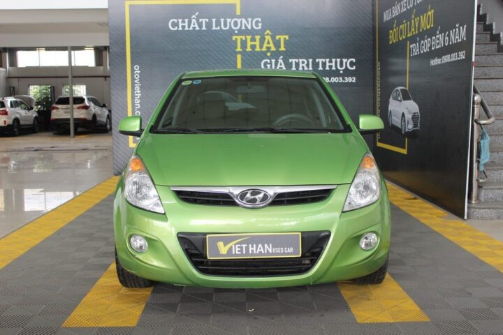 Hyundai i20 1.4AT 2012 màu xanh lục ô tô từ góc trước