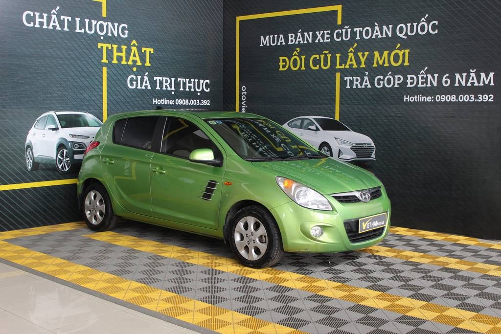 Hyundai i20 1.4AT 2012 màu xanh lục ô tô từ góc ngang