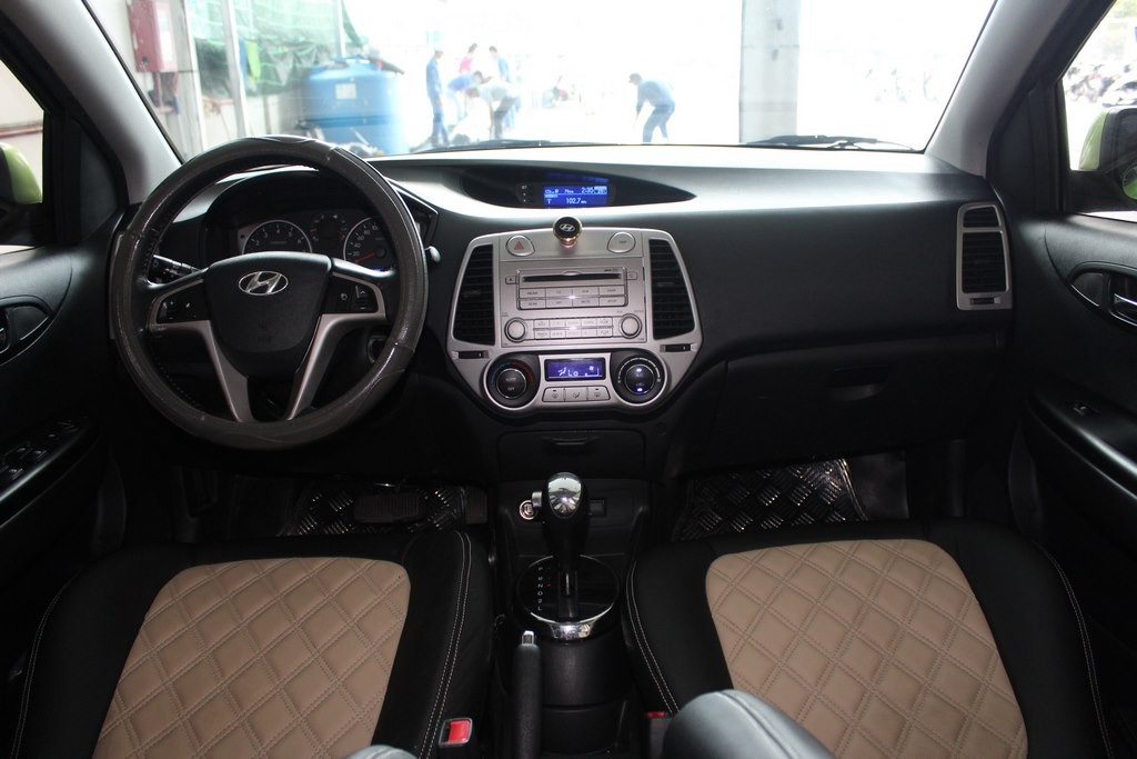 Hyundai i20 1.4AT 2012 màu xanh lục ô tô nội thất
