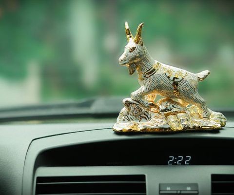 Hướng dẫn chọn vật phong thủy trên ô tô người tuổi Ngọ