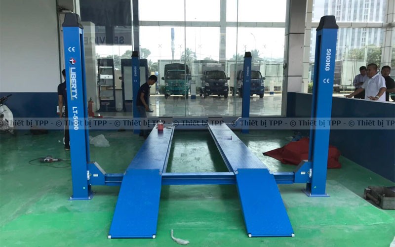 Cầu nâng 4 trụ chuyên dụng cho việc cân chỉnh thước lái và bảo dưỡng hệ thống gầm xe