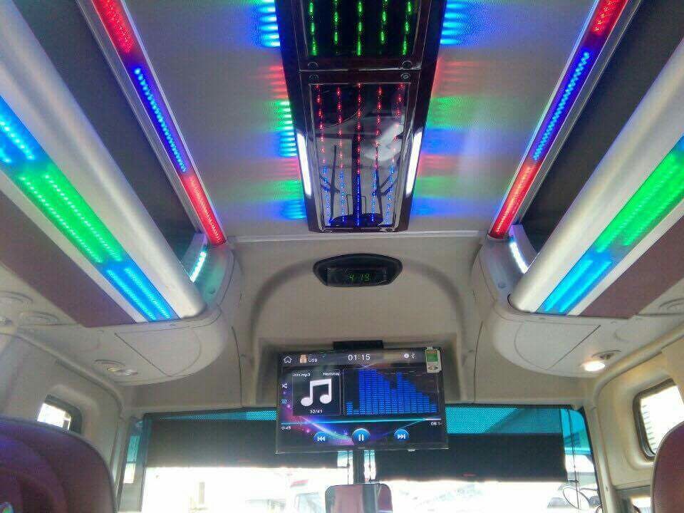 Hệ thống đèn LED trần và Tivi LCD hiện đại trong khoang hành khách xe ô tô 3-2