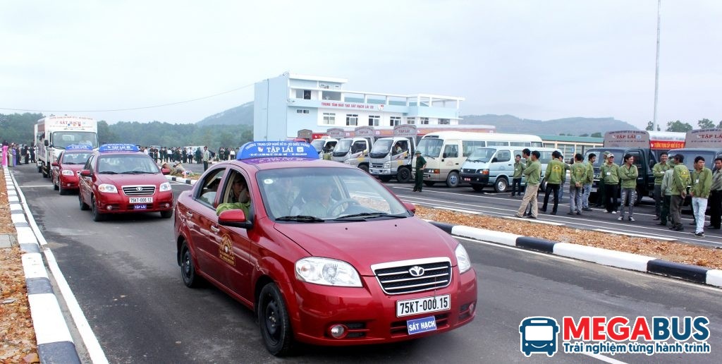 Xe ô tô chuẩn bị cho học viên học lái xe ô tô tại Huế trên sân tập của Trường Cao đẳng nghề số 23 - Bộ Quốc phòng