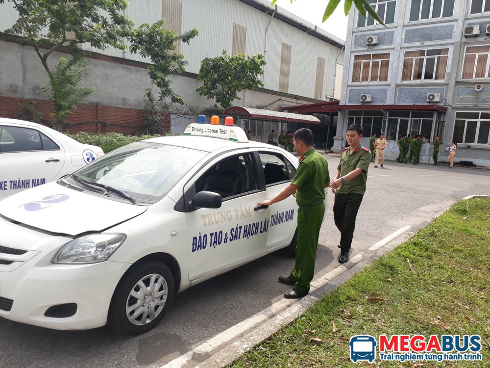 Học viên thực hành lái xe ô tô tại bãi tập ở Ninh Bình