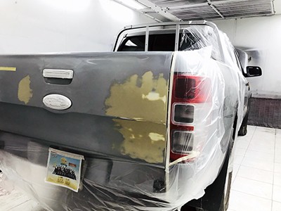 Hình ảnh chiếc Ford Ranger trước và sau khi sơn hoàn chỉnh