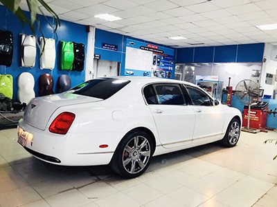 Xe Bentley sau khi hoàn tất quy trình làm đồng sơn tại TPHCM, với lớp sơn bóng đẹp như mới