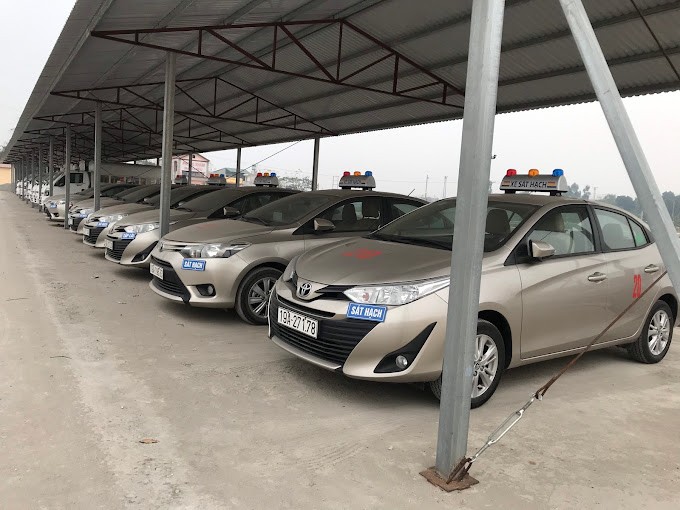 Chuẩn bị thi bằng lái xe ô tô: học viên ôn luyện kỹ năng lái xe