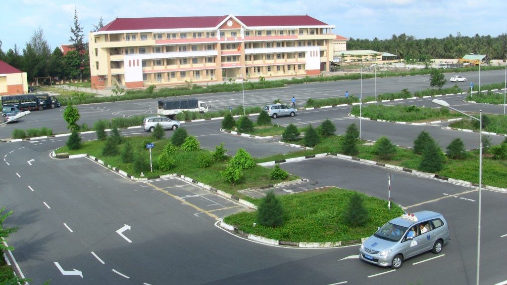 Hình ảnh minh họa quá trình học lái xe ô tô với giáo viên hướng dẫn tại trường dạy lái xe Sài Gòn Tourist.