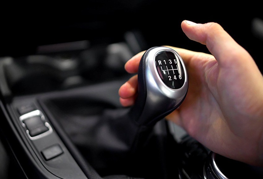 Học lái xe ô tô nâng cao kỹ thuật kiểm soát cần số
