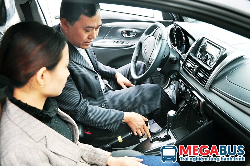 Học viên trung tâm Tâm An đang thực hành bài thi trên xe ô tô đời mới chuẩn bị cho kỳ thi lái xe ô tô tại Huế