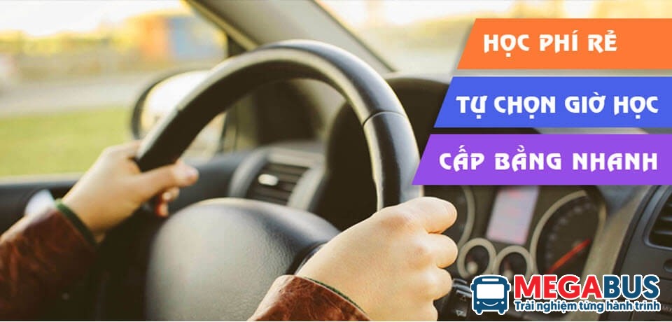 Nữ học viên đang thực hành lái xe ô tô trên sân sát hạch tại Ninh Bình