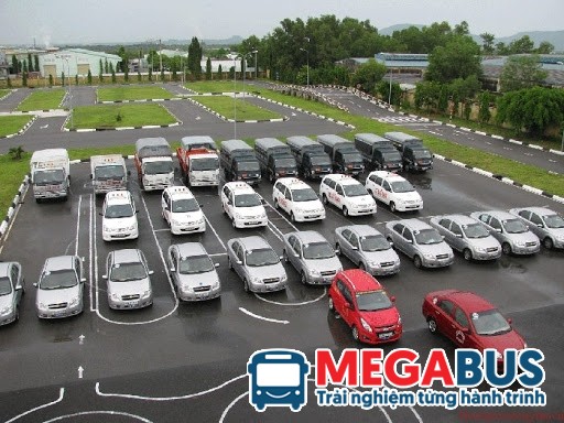 Thầy giáo đang hướng dẫn học viên thực hành lái xe ô tô