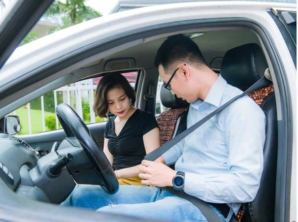 Hướng dẫn thao tác thắt dây an toàn đúng cách cho người lái xe ô tô
