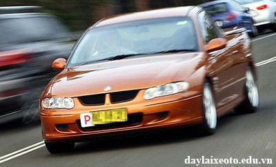 Thực hành lái xe ô tô an toàn dưới sự hướng dẫn của giáo viên