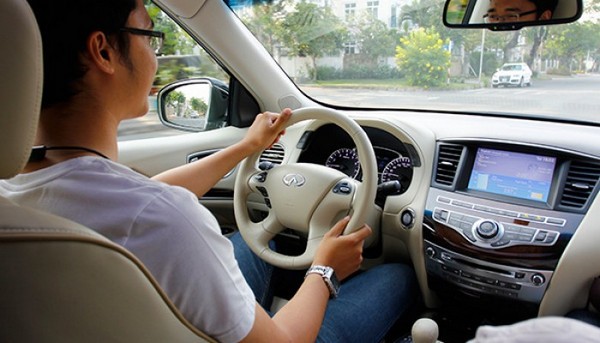 Giáo viên hướng dẫn thực hành lái xe ô tô cho học viên tại sân tập ở quận Tây Hồ
