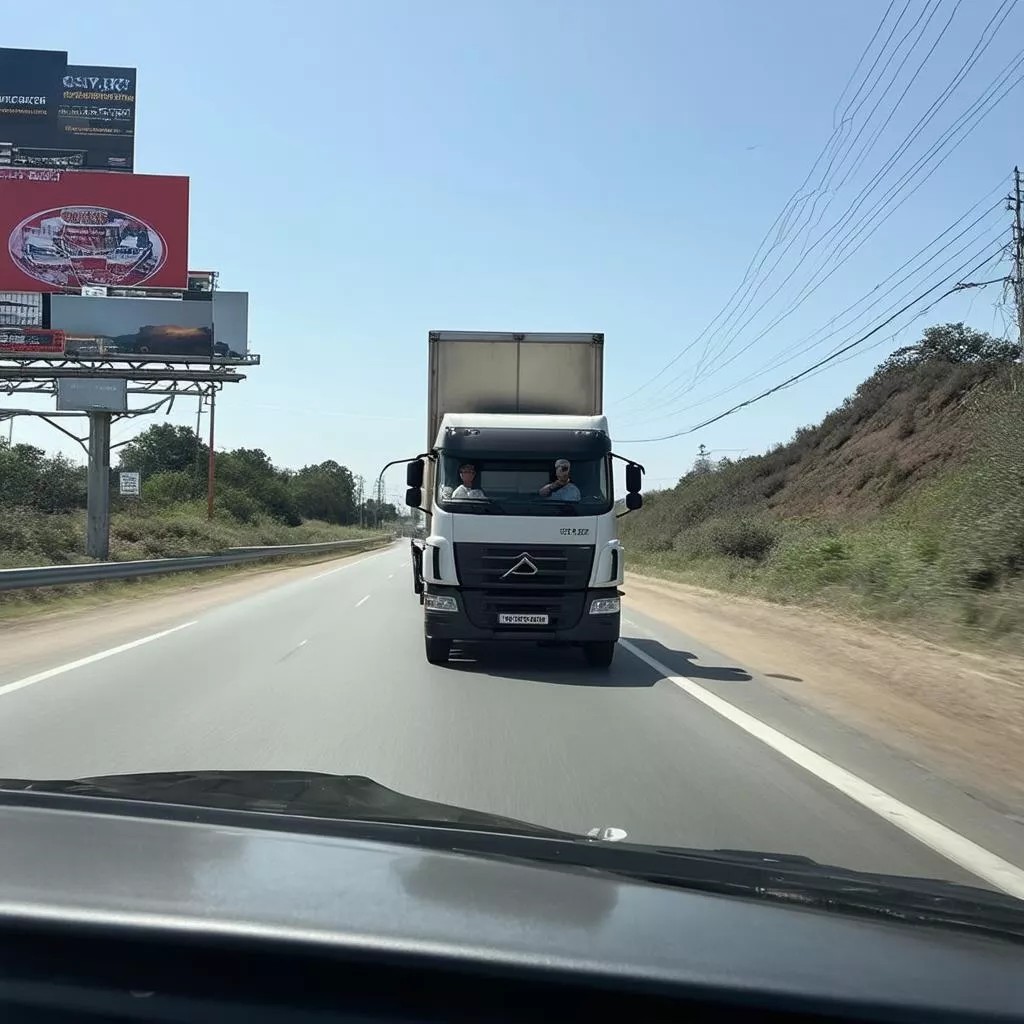 Học viên tập lái xe tải tại trung tâm đào tạo ở Hà Nội
