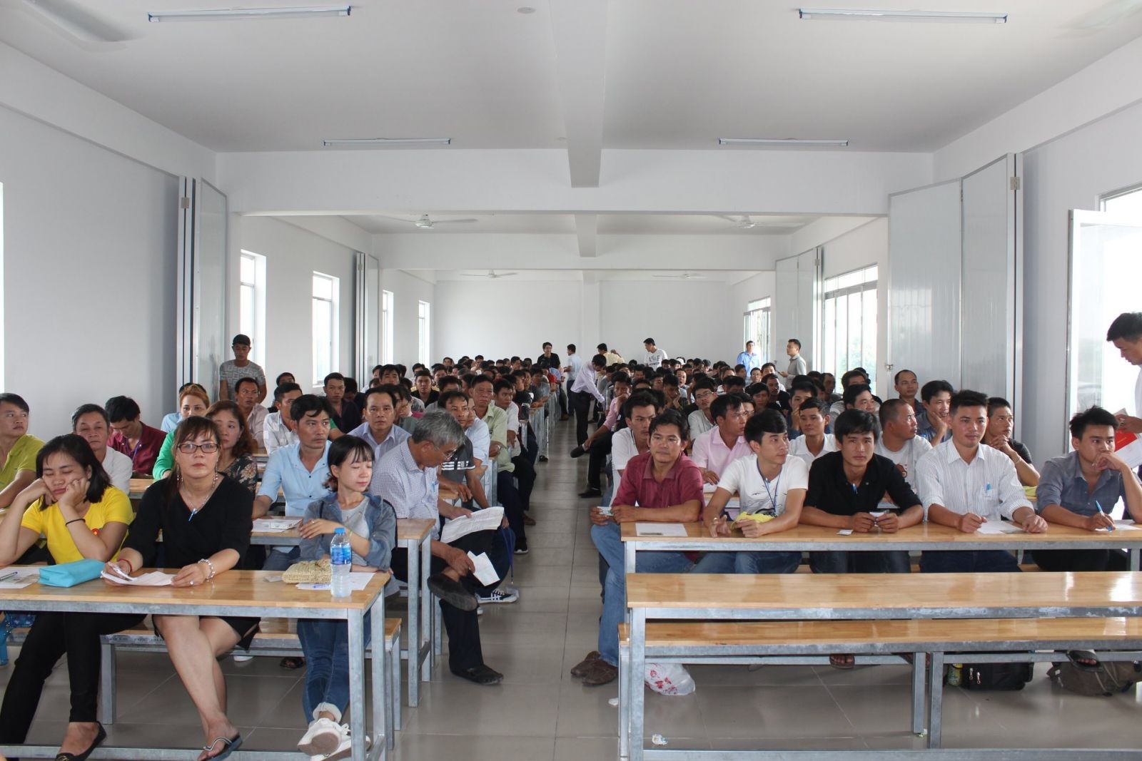 Thực hành lái xe ô tô trên sân sát hạch rộng rãi