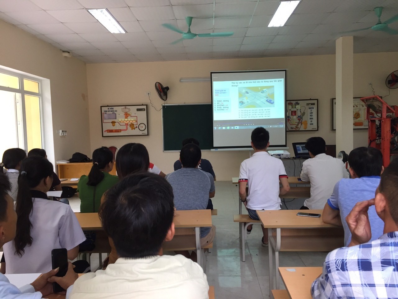 Hình ảnh trung tâm đào tạo lái xe với học viên thực hành