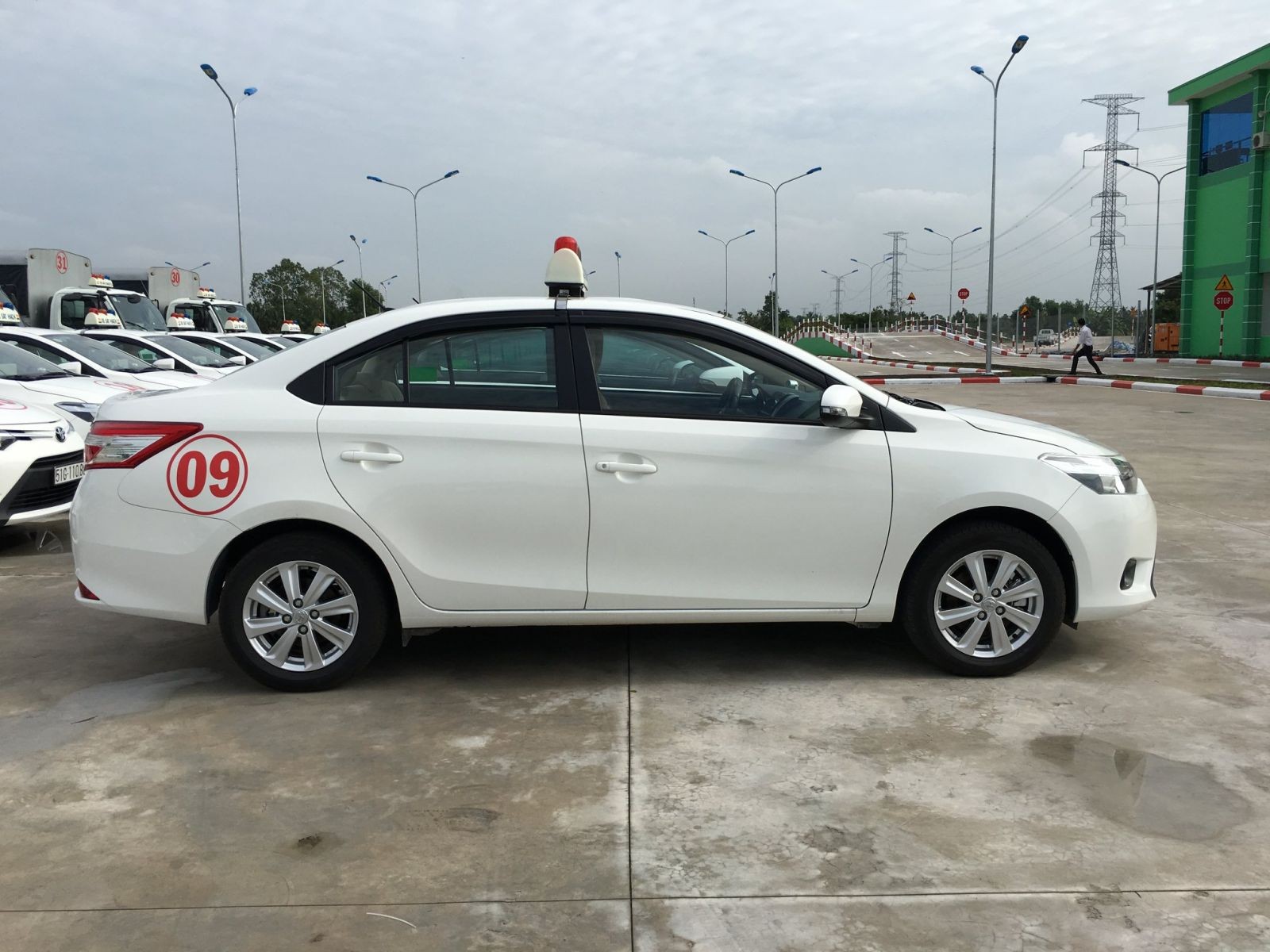 Học viên đang thực hành lái xe ô tô dưới sự hướng dẫn của giáo viên