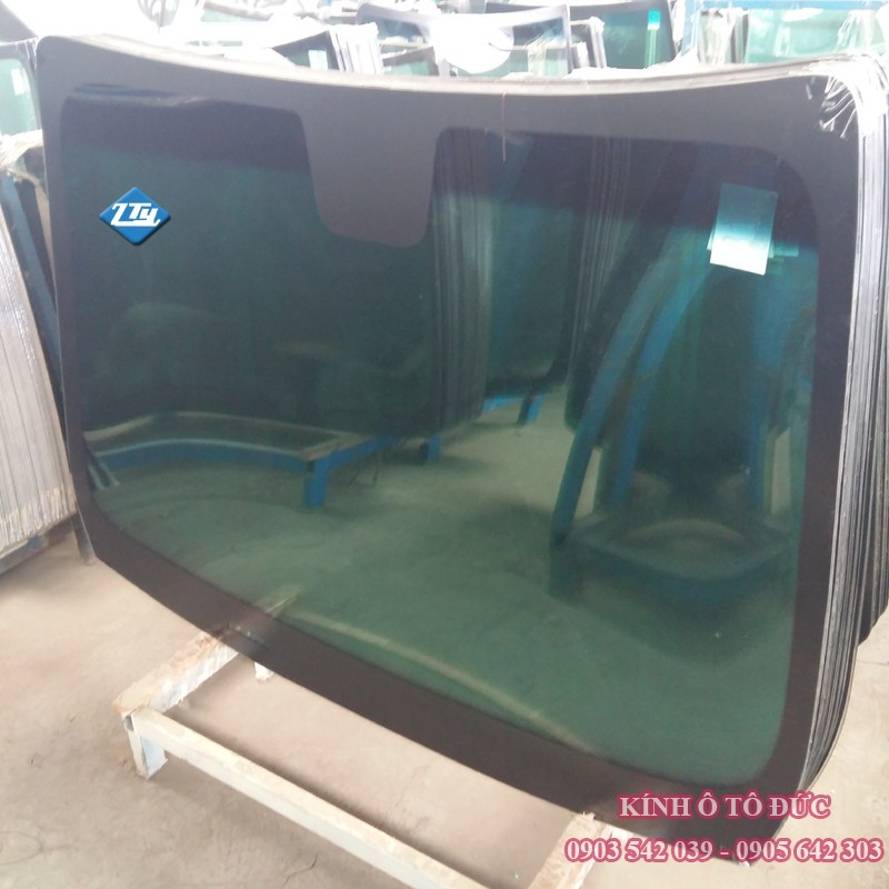 Kính xe Mitsubishi được kiểm tra tại xưởng trước khi bán ra thị trường