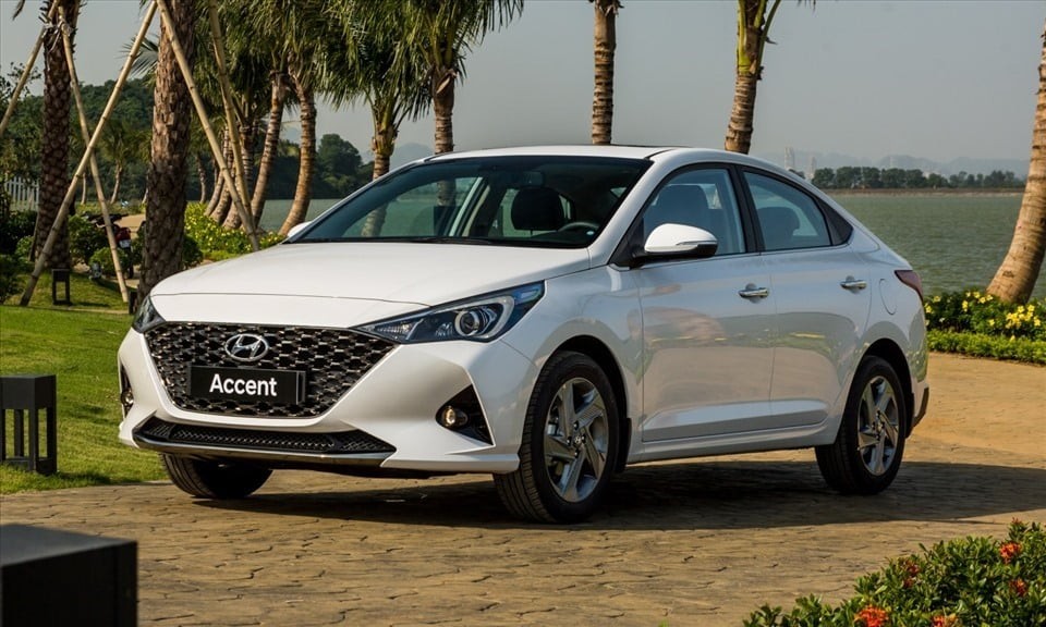 Hình ảnh xe Hyundai Accent màu trắng đang di chuyển trên đường cao tốc, minh họa cho một lựa chọn xe ô tô mới tầm 400 triệu với thiết kế hiện đại.