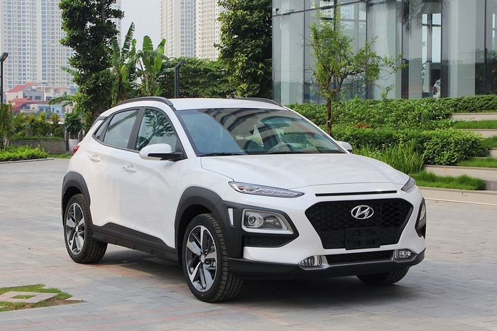 Hyundai Kona màu đỏ nổi bật, thể hiện thiết kế trẻ trung và nội thất tiện nghi, xứng đáng là một trong các xe ô tô 5 chỗ đẹp nhất.