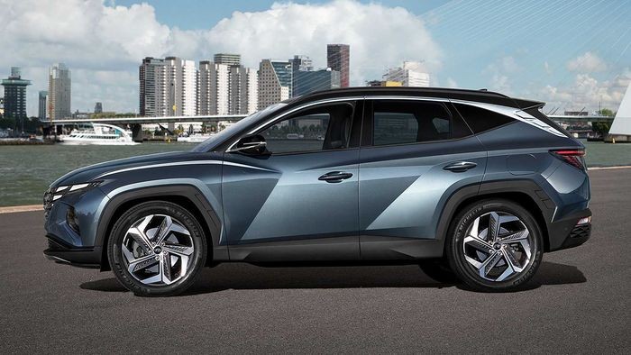 Chiếc Hyundai Tucson màu xanh đang di chuyển trên đường, minh họa sự kết hợp giữa tính thẩm mỹ và hiệu suất, là lựa chọn tuyệt vời cho xe ô tô 5 chỗ đẹp nhất.
