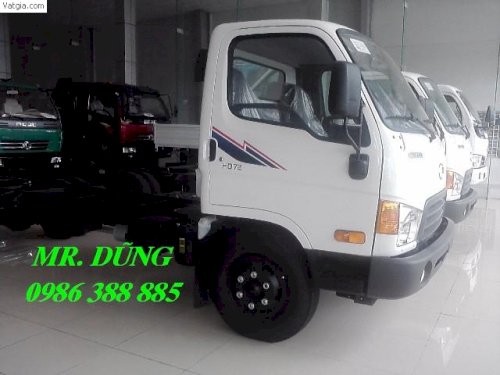 Một chiếc xe tải Hyundai màu trắng đang đậu