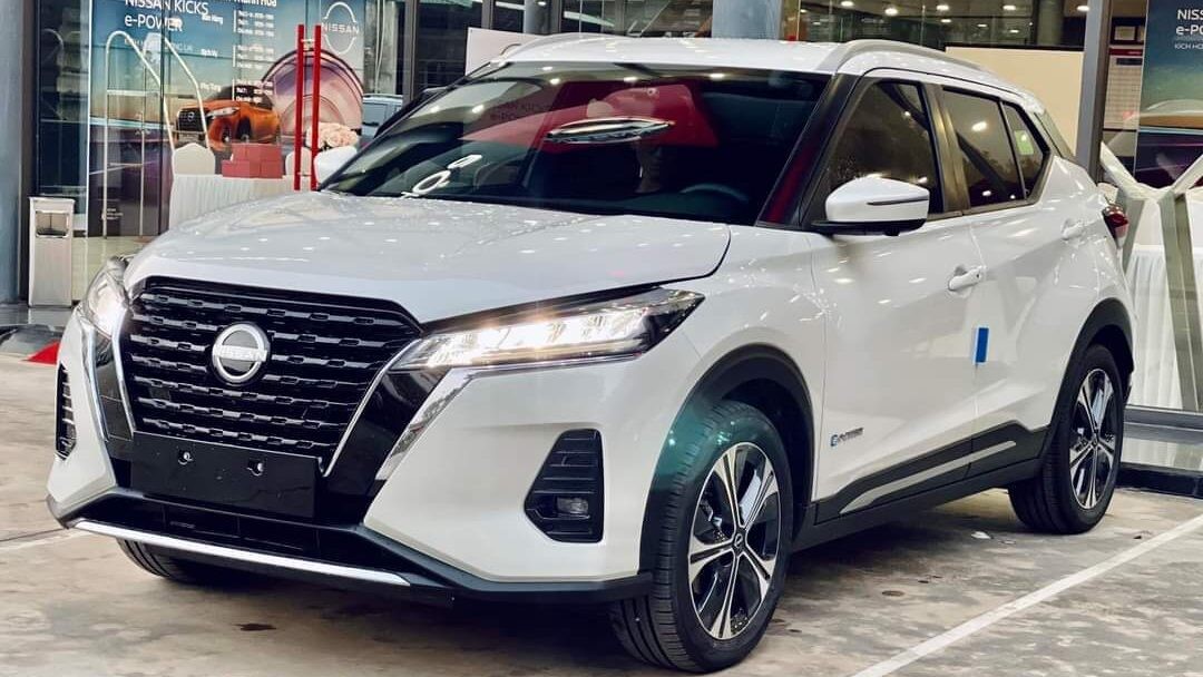 Một chiếc Nissan Terra màu trắng đang đỗ trên một con đường cảnh quan núi non, thể hiện khả năng vượt địa hình và sự bền bỉ của mẫu SUV 7 chỗ tầm trung này.