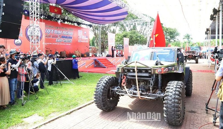 Đoàn xe ô tô vượt địa hình diễu hành tiến vào trường đua tại Buôn Đôn