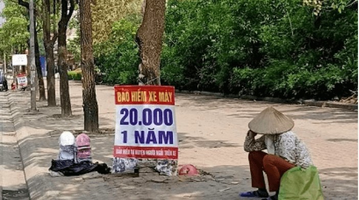 Hiện trường vụ tai nạn ô tô đâm xe máy và quy trình bồi thường bảo hiểm.